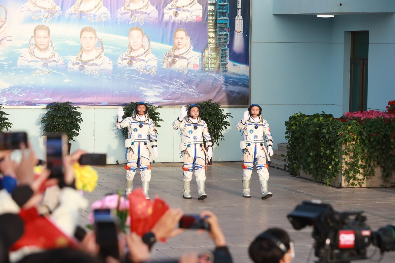 景海鹏、朱杨柱、桂海潮,领命出征!