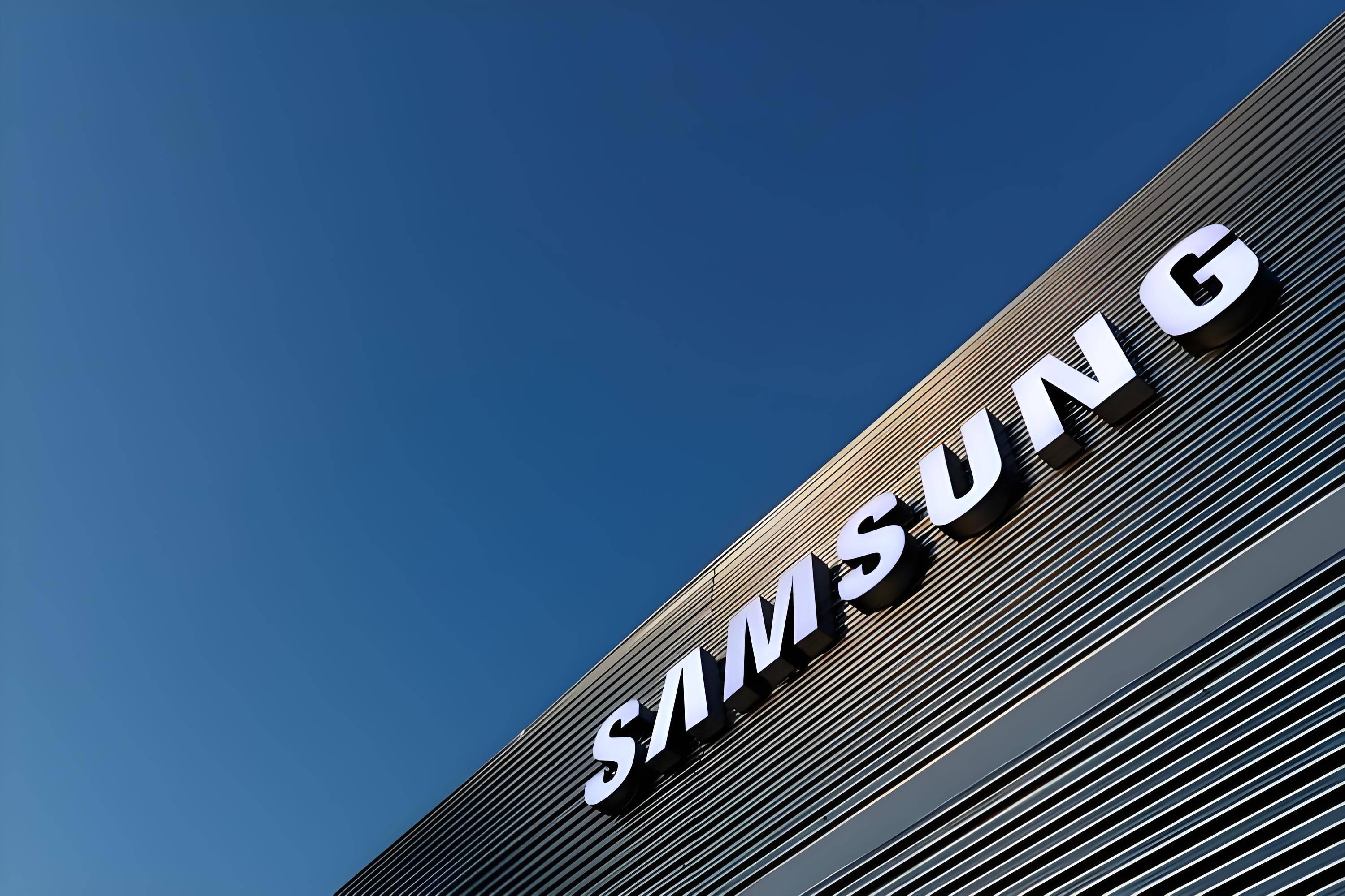 三星发布Galaxy XR多模态AI头显 定价只有苹果Vision Pro一半