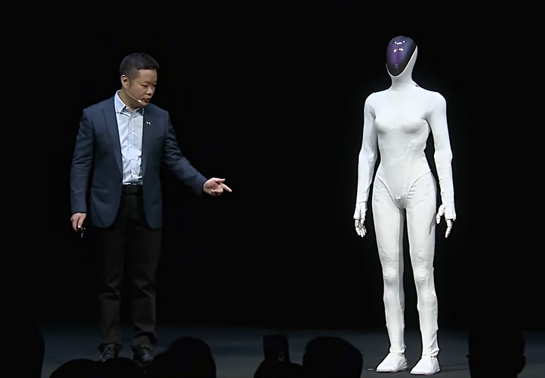 机器人走“猫步”!小鹏新一代IRON亮相，网友:“太像人”