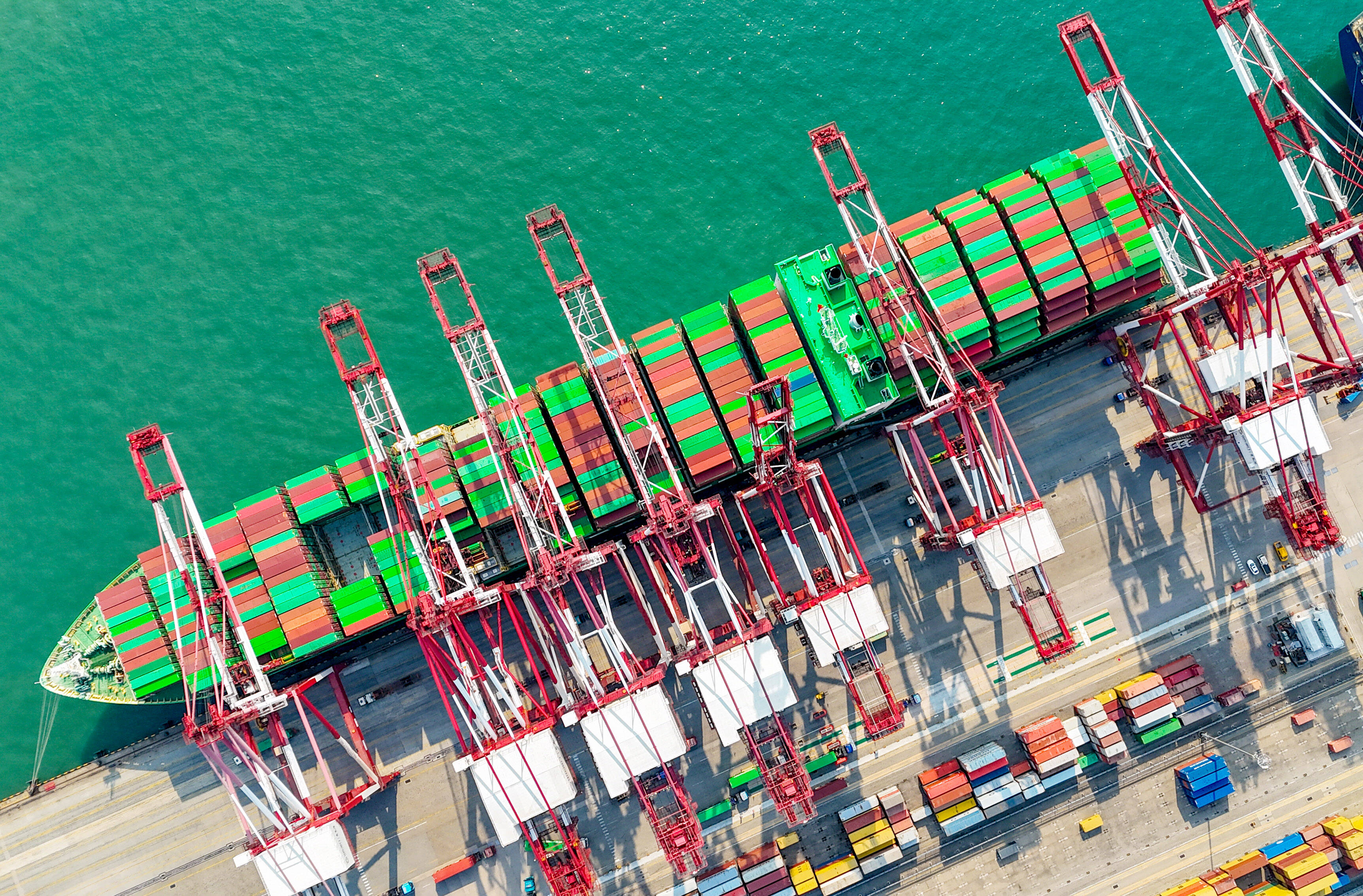 中方对美船舶收取特别港务费今起正式施行