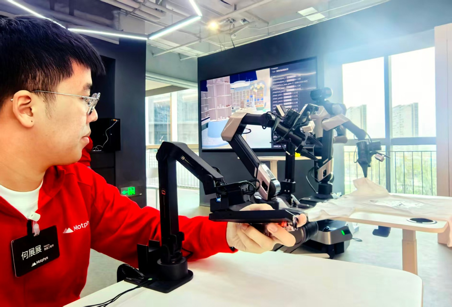 全国首个自主可控机器人仿真实训场在武汉启用